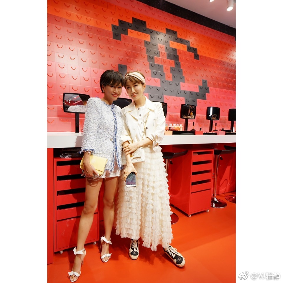 主持人佘雅静性感丝袜美腿高跟写真[7]