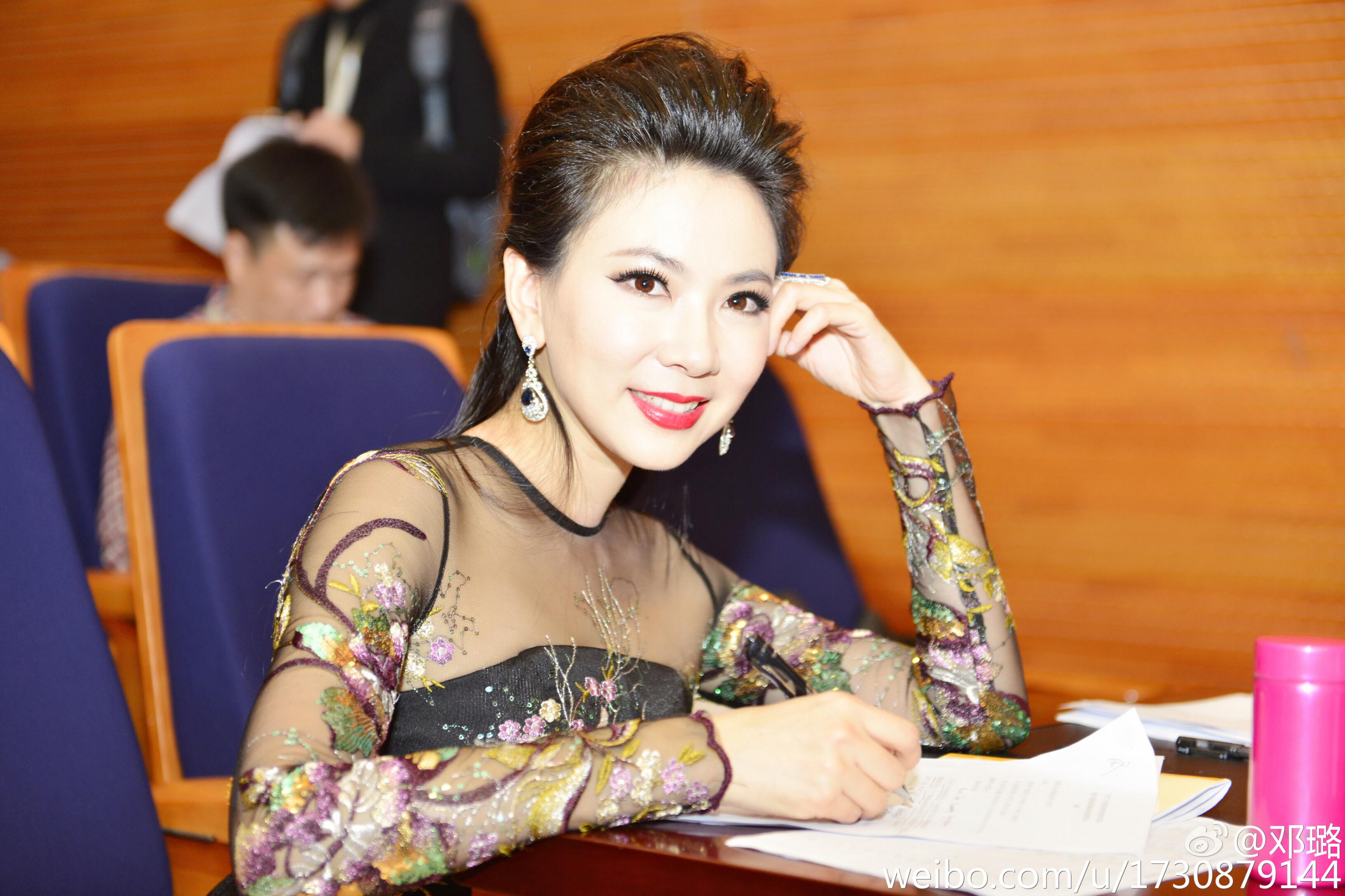 主持人邓璐性感黑色透明蕾丝薄衣丝袜美腿