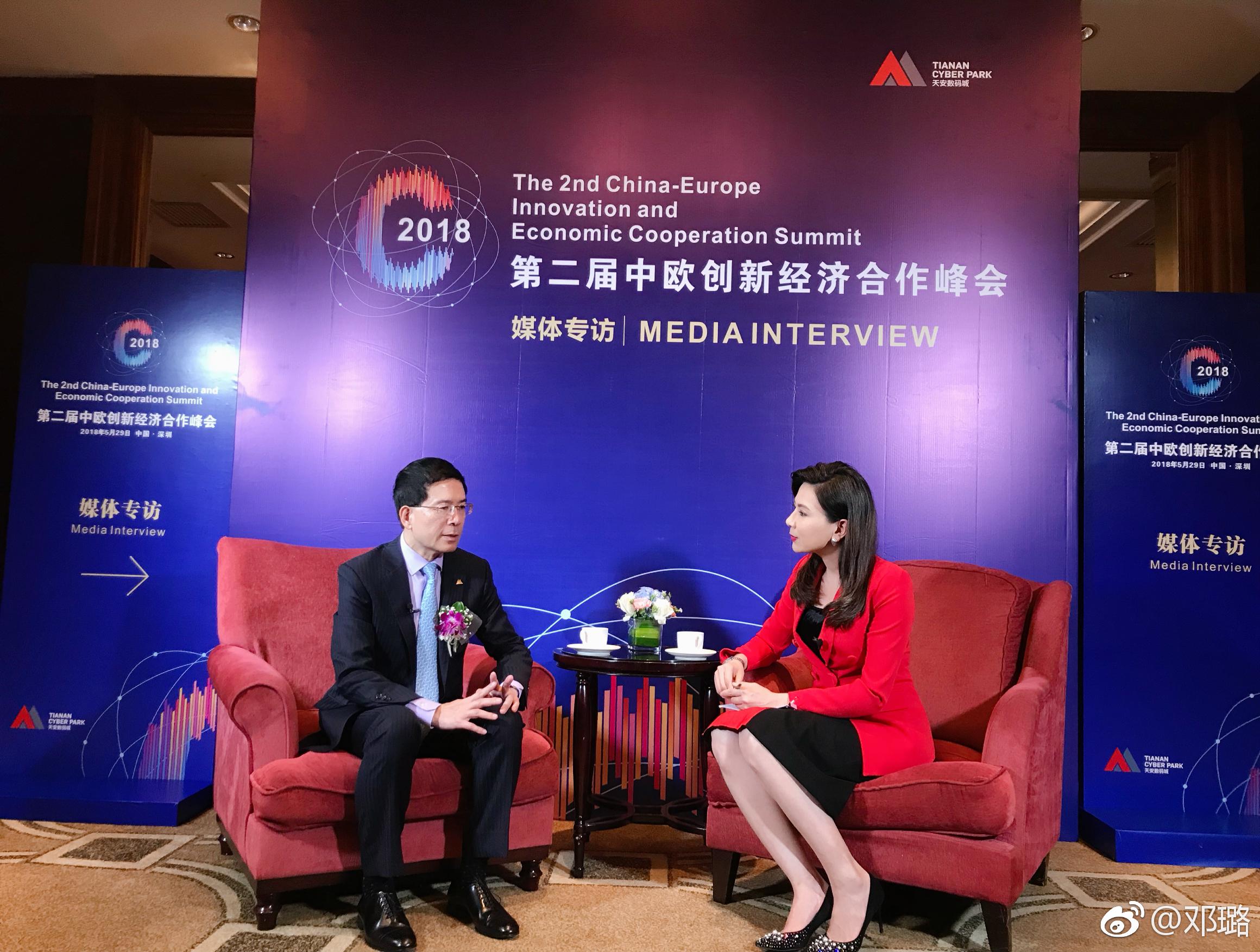 主持人邓璐现场性感丝袜美腿短裙高跟[2]