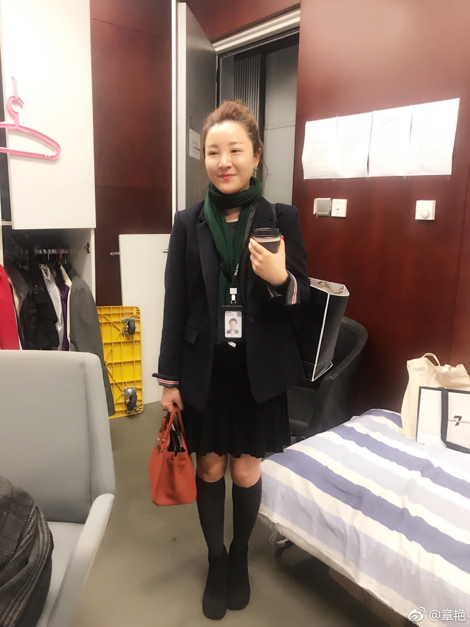 主持人章艳现场性感丝袜美腿短裙高跟[11]