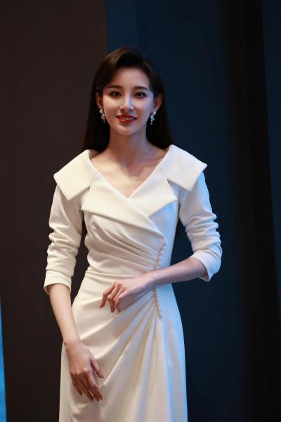 美女主持人马凡舒的舞台新造型，实在美丽
