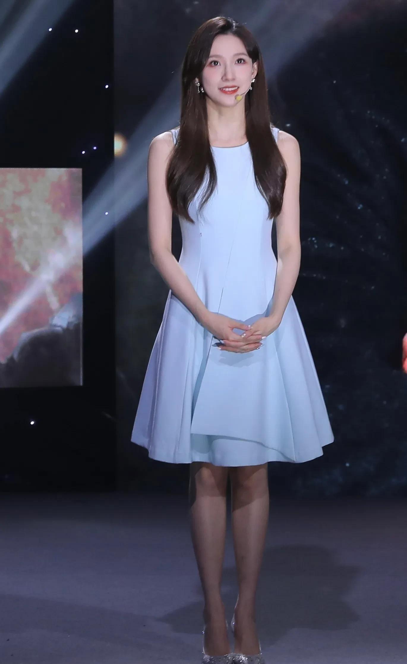 美女主持人马凡舒身穿浅蓝色无袖连衣裙，脚踩银色亮晶晶的高跟鞋主持节目[3]