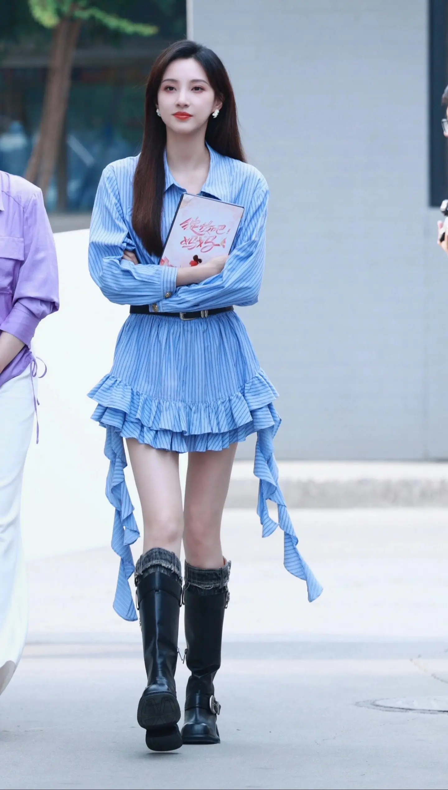 美女主持人马凡舒夏季清爽新造型美腿真美