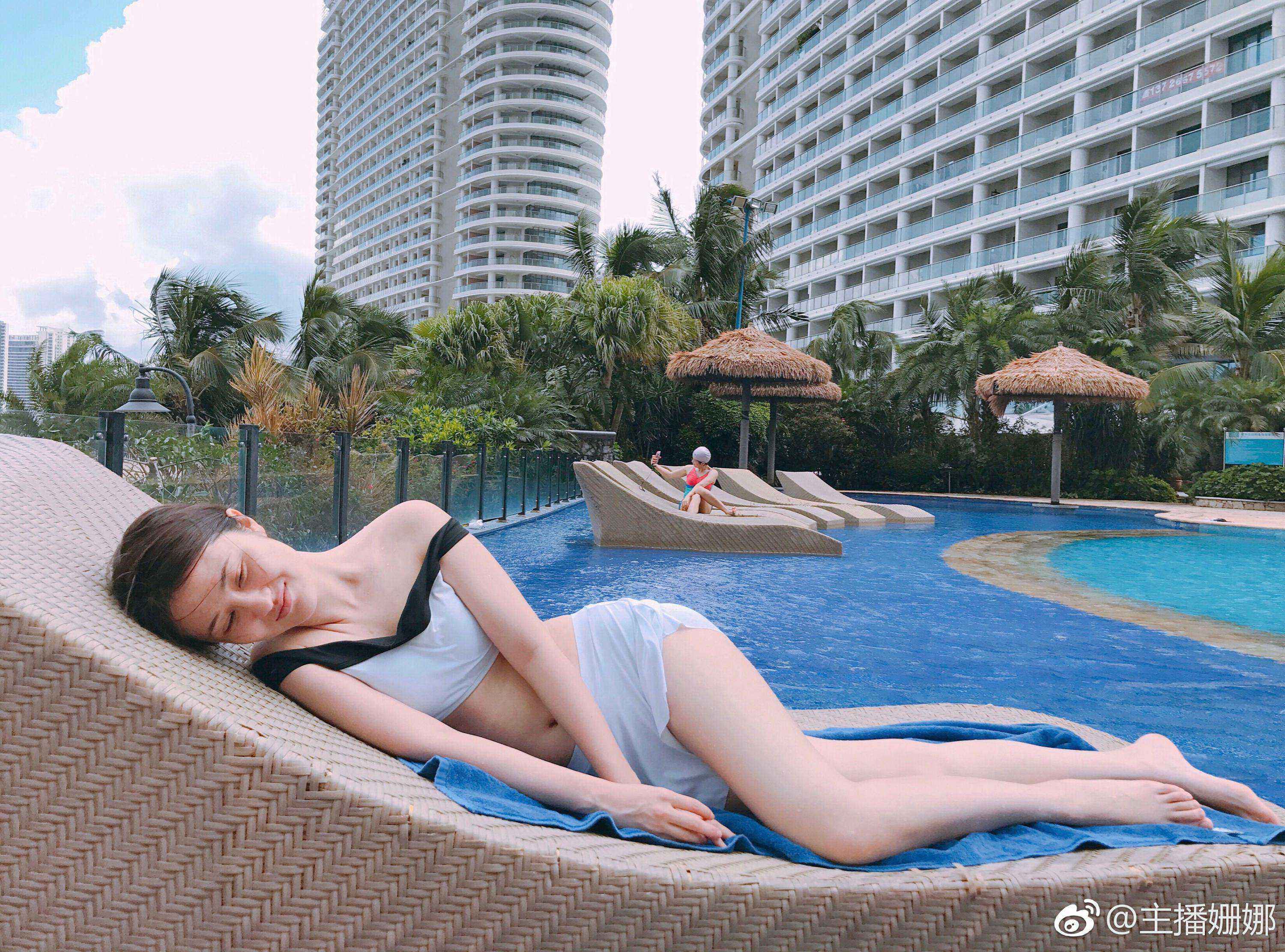主持人姗娜性感美腿高跟写真[4]