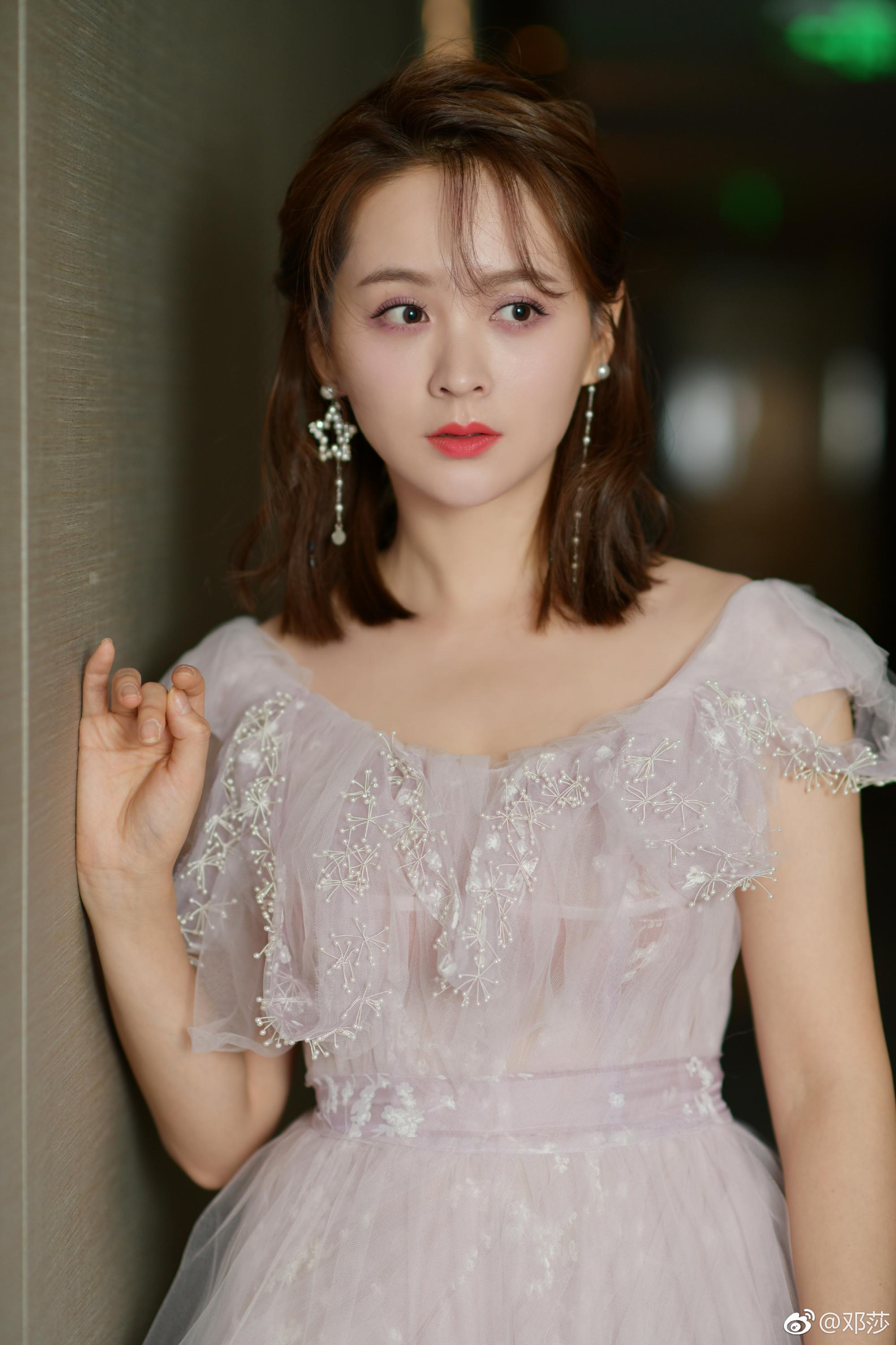 邓莎性感蕾丝长裙高跟美腿清纯写真[2]