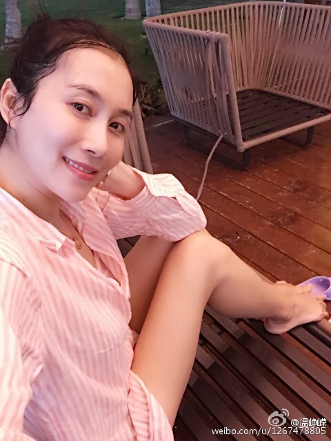 温峥嵘美脚厚丝袜下半身,黑皮裤美腿炮架紧身裤[6]