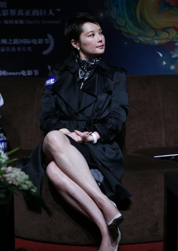 袁立性感超短裙丝袜美腿高跟现场照[3]