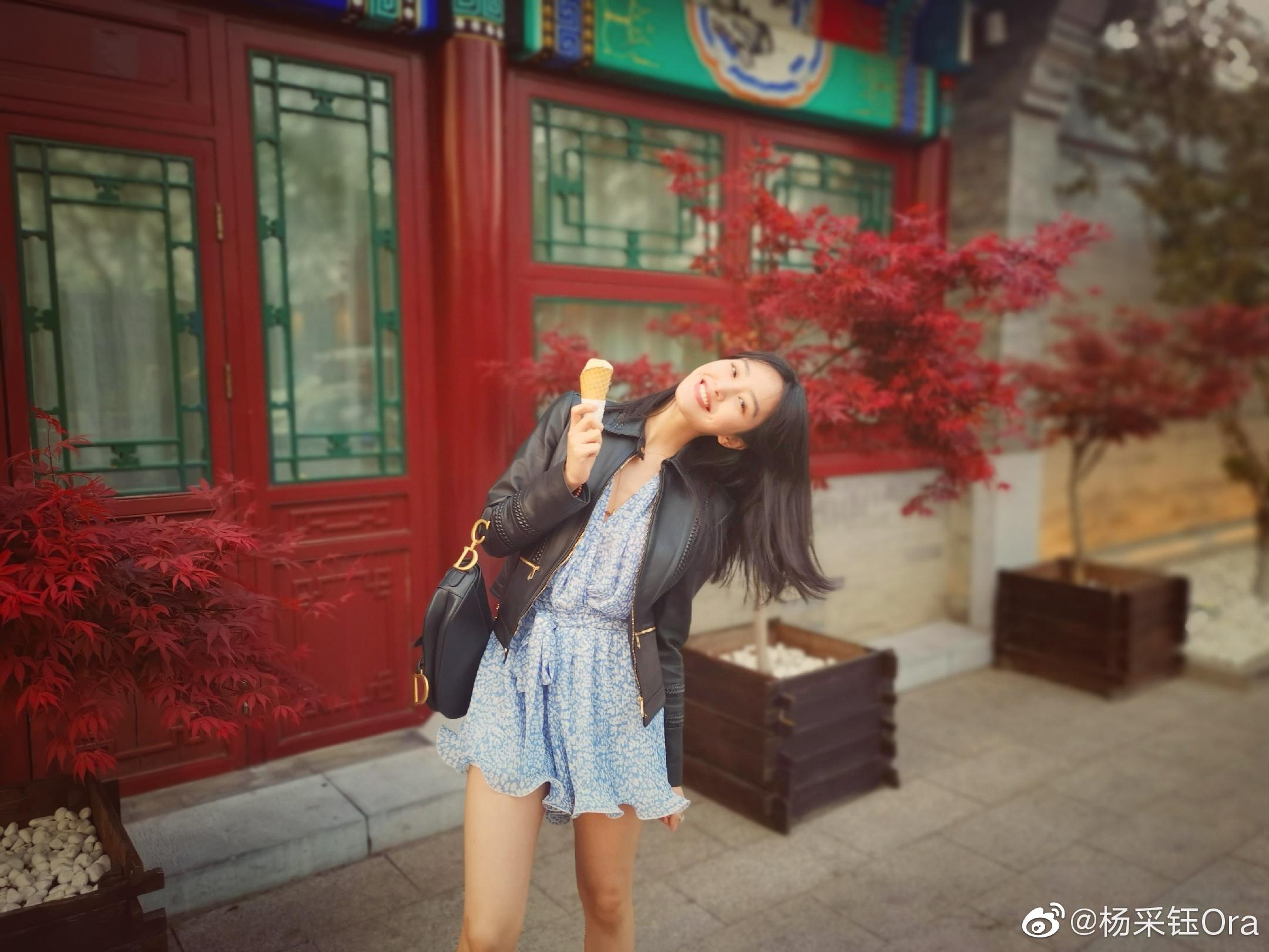 杨采钰性感超短裙黑丝袜美腿高跟街拍[3]