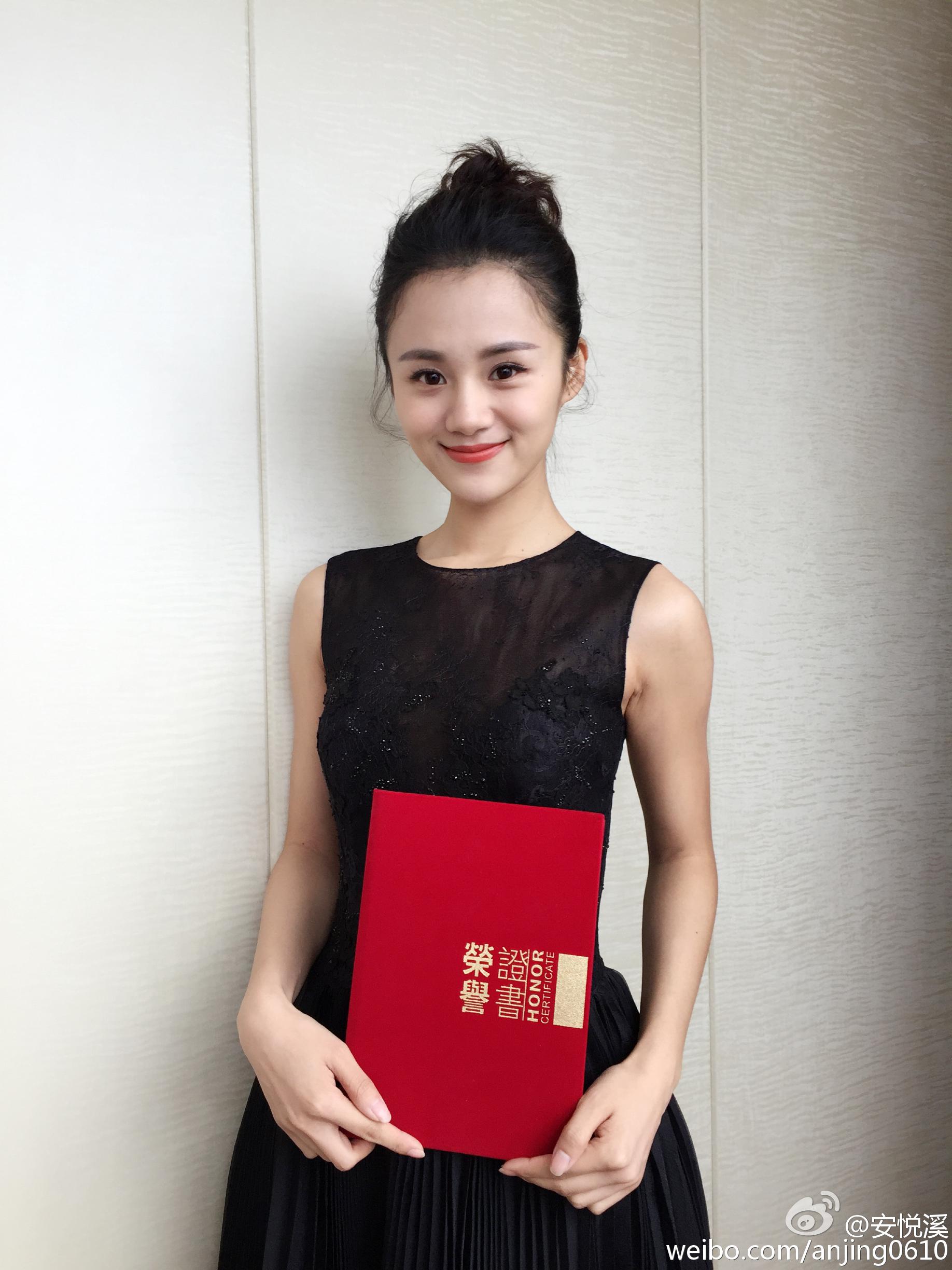 安悦溪丝袜美腿素颜自拍照