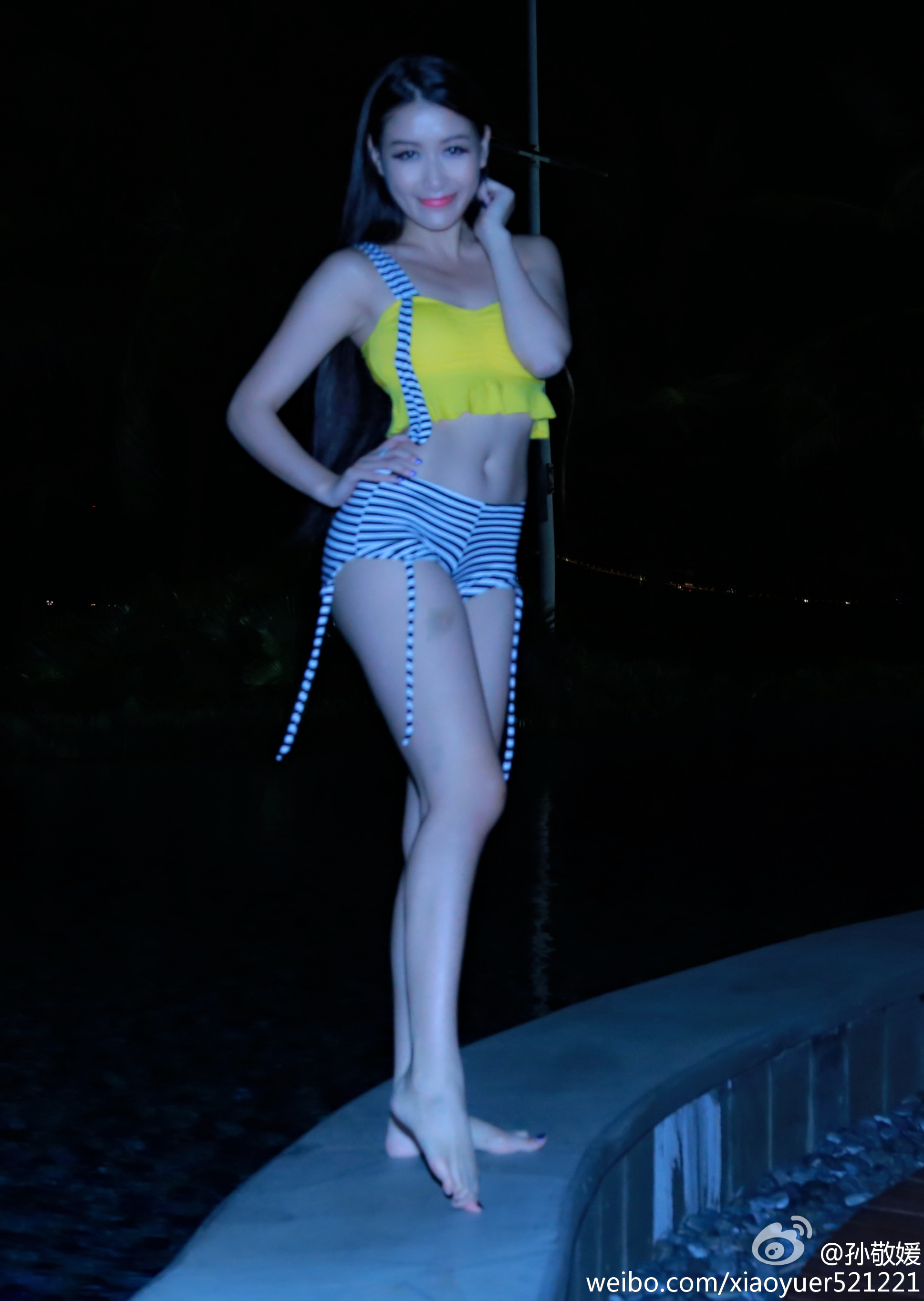 孙敬媛条纹超短裤翘臀大长美腿深夜露出[6]
