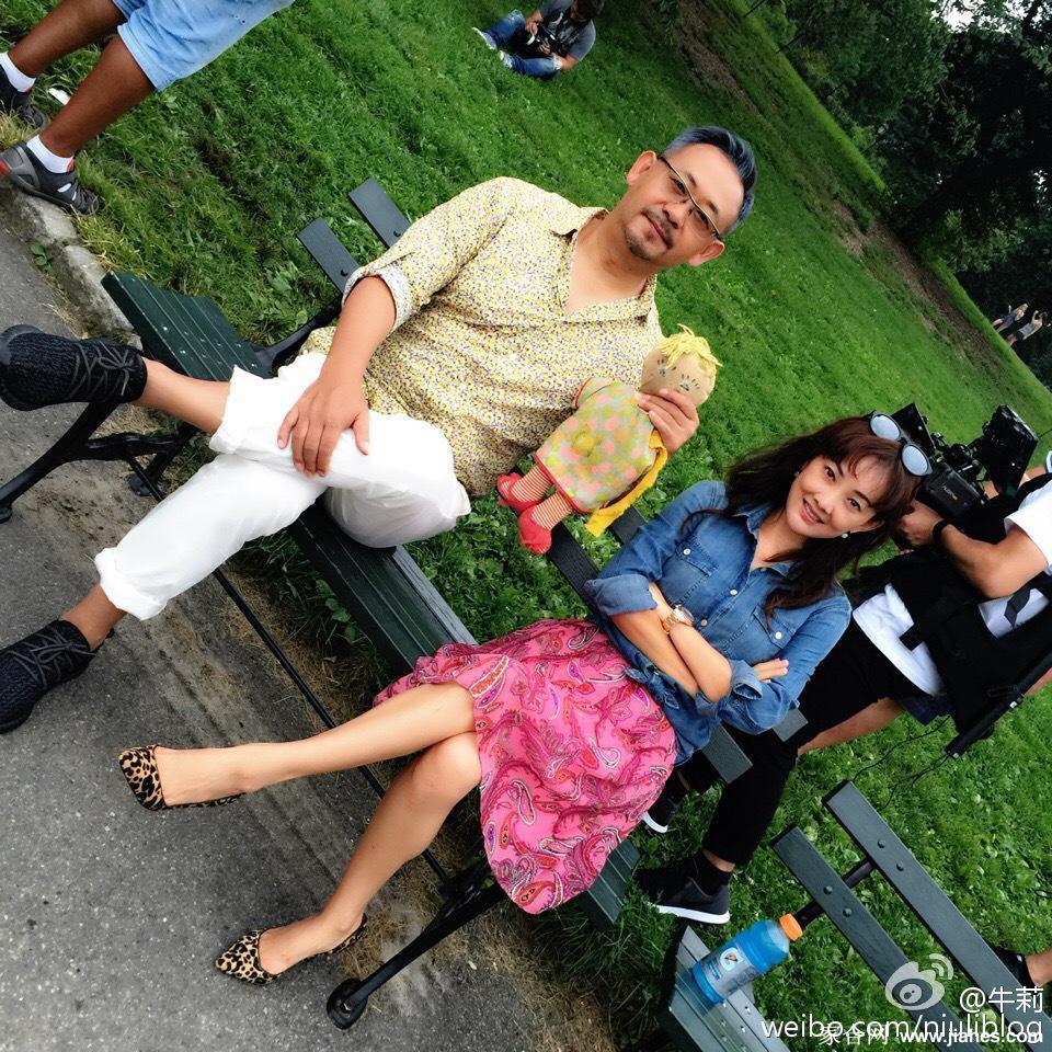 牛莉性感超短裙黑丝袜美腿高跟现场照[4]