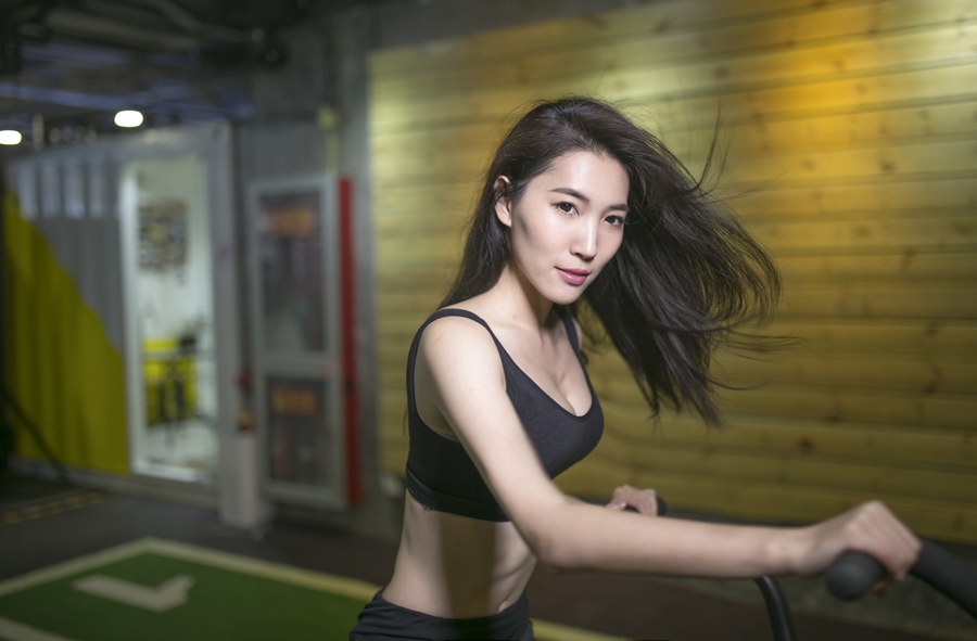 闫鹿杨运动照现性感大长美腿[3]