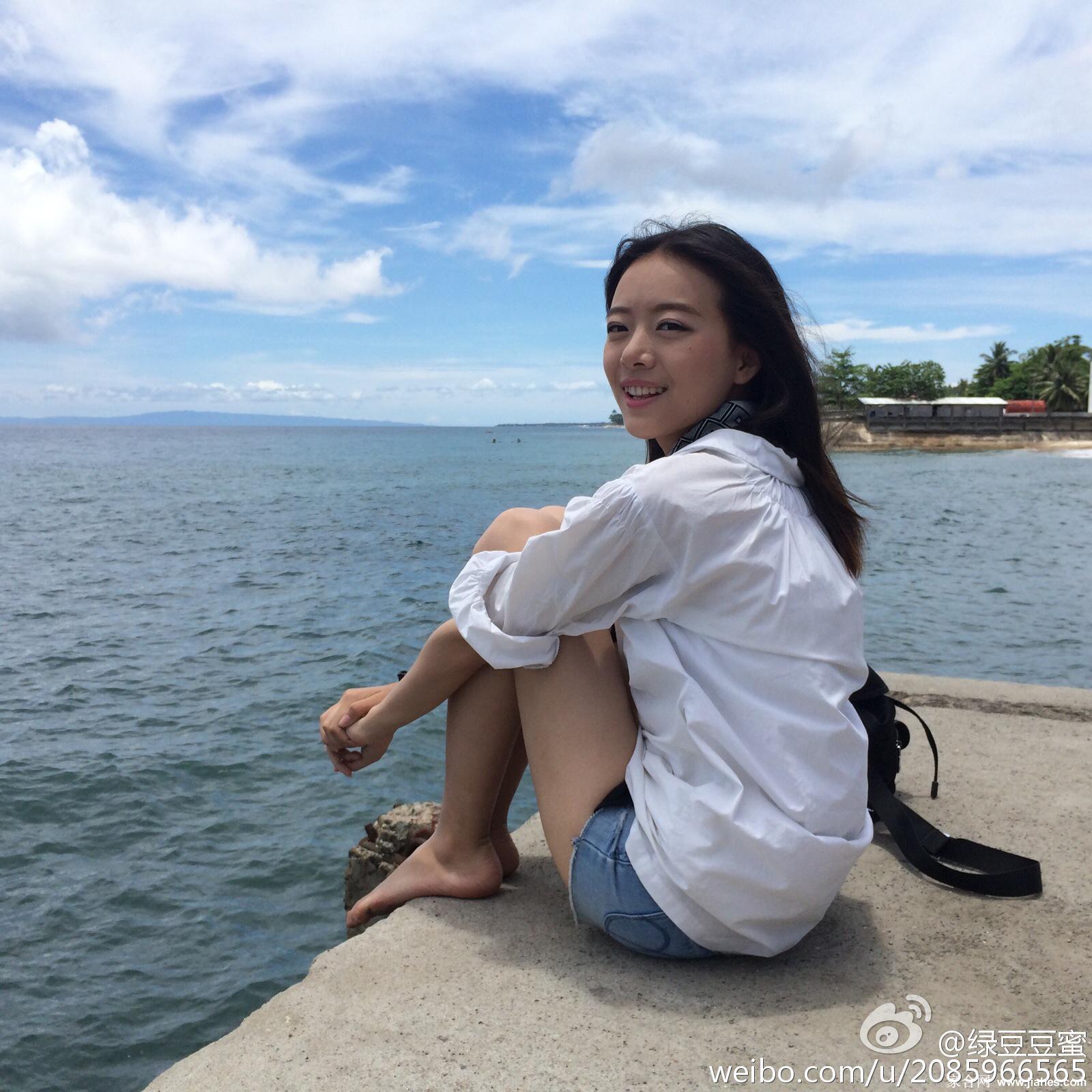 LPL主持人骆歆白嫩大长美腿湖边美足戏水[4]