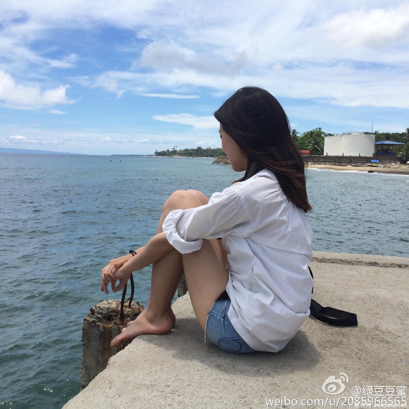 LPL主持人骆歆白嫩大长美腿湖边美足戏水[5]