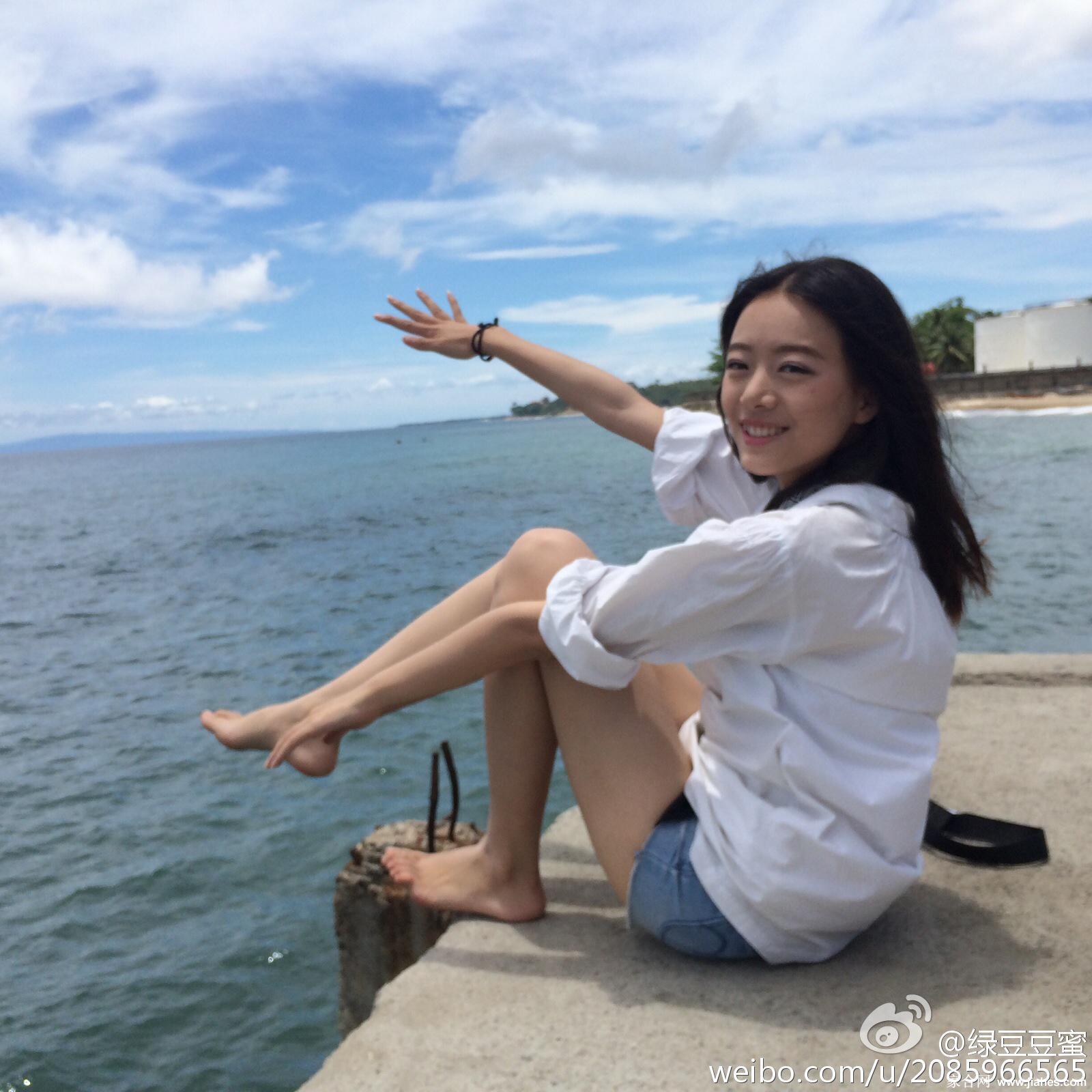 LPL主持人骆歆白嫩大长美腿湖边美足戏水[6]