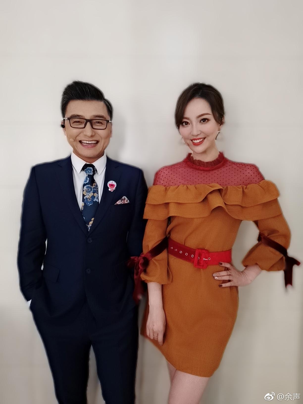 主持人余声华丽礼性感美腿高跟丝袜[3]
