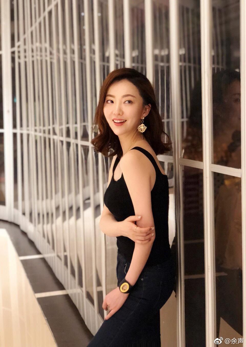 主持人余声华丽礼性感美腿高跟丝袜[7]
