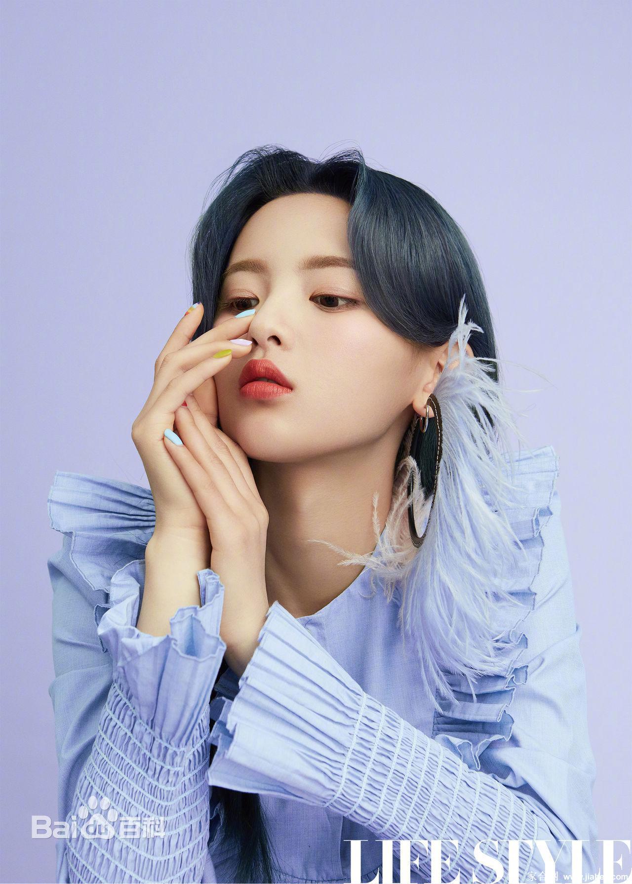 杨超越清纯性感红唇杂志写真[3]