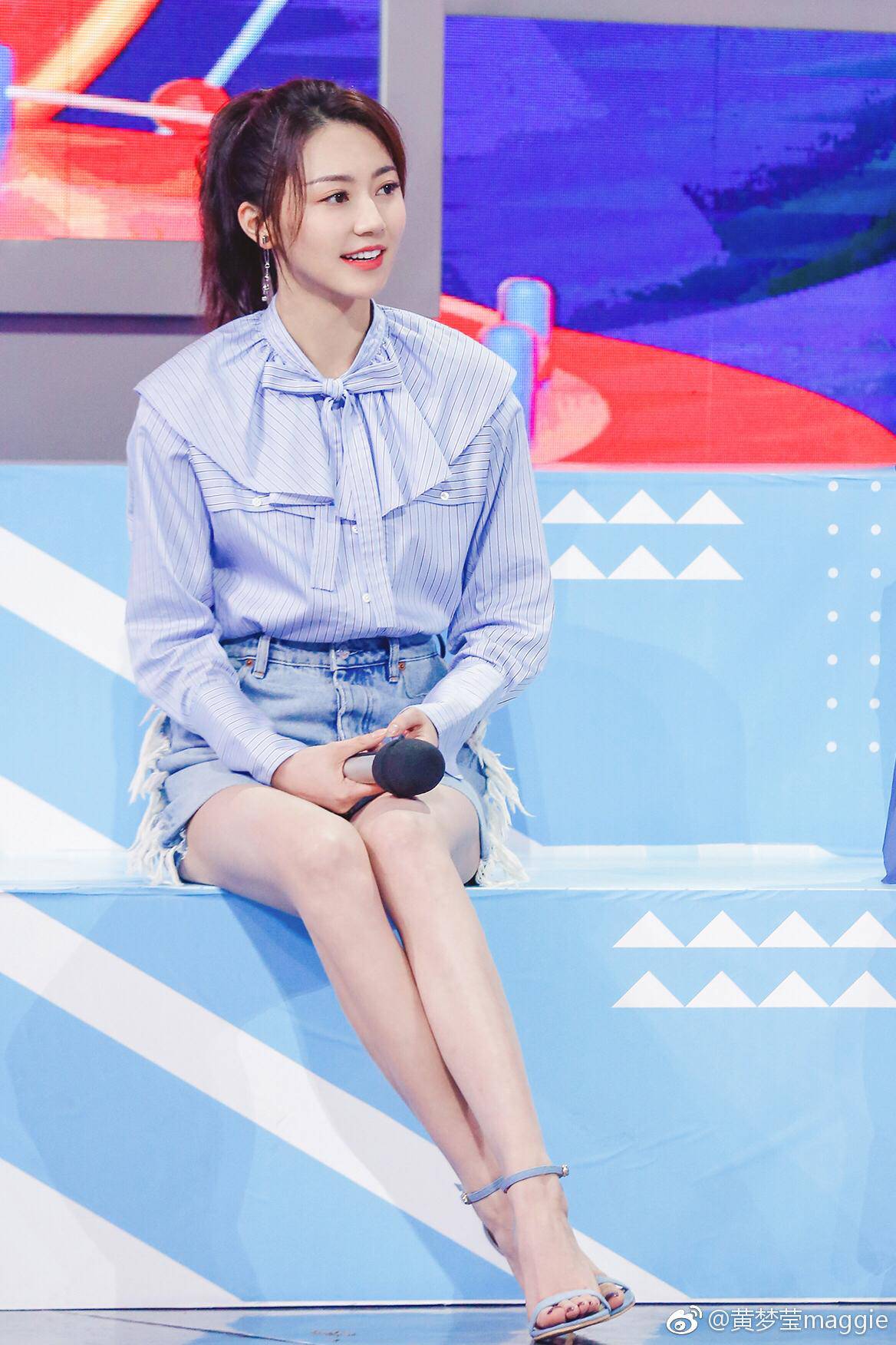 黄梦莹制服丝袜美腿高跟现场照