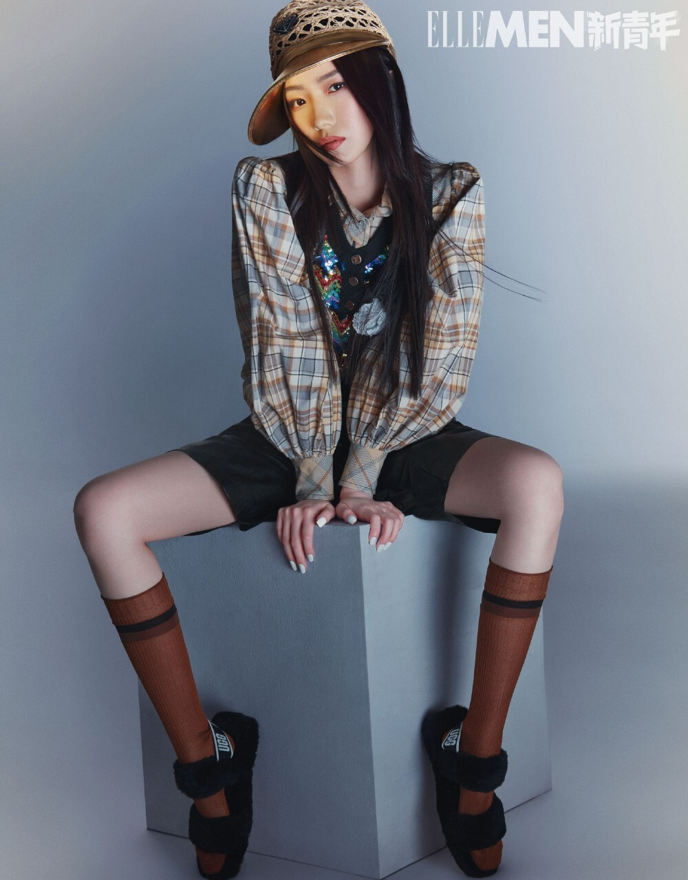 孟美岐丝袜美腿短裙写真[4]