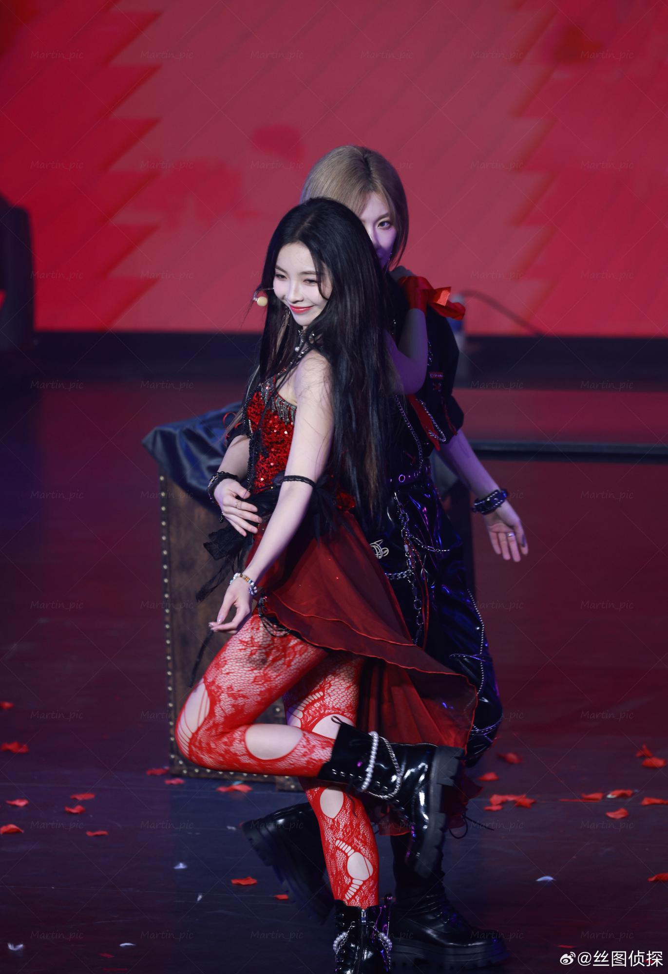 许杨玉琢舞台红丝袜美腿撩人[11]