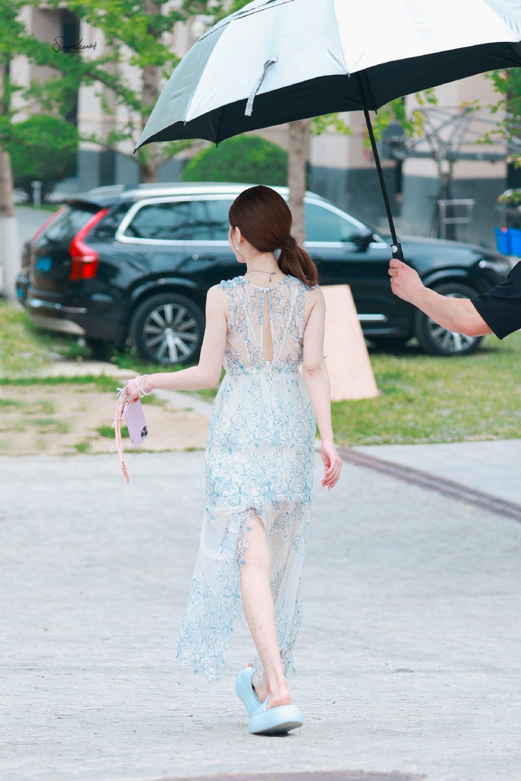 赵露思淡绿色透明长裙美腿若隐若现[2]