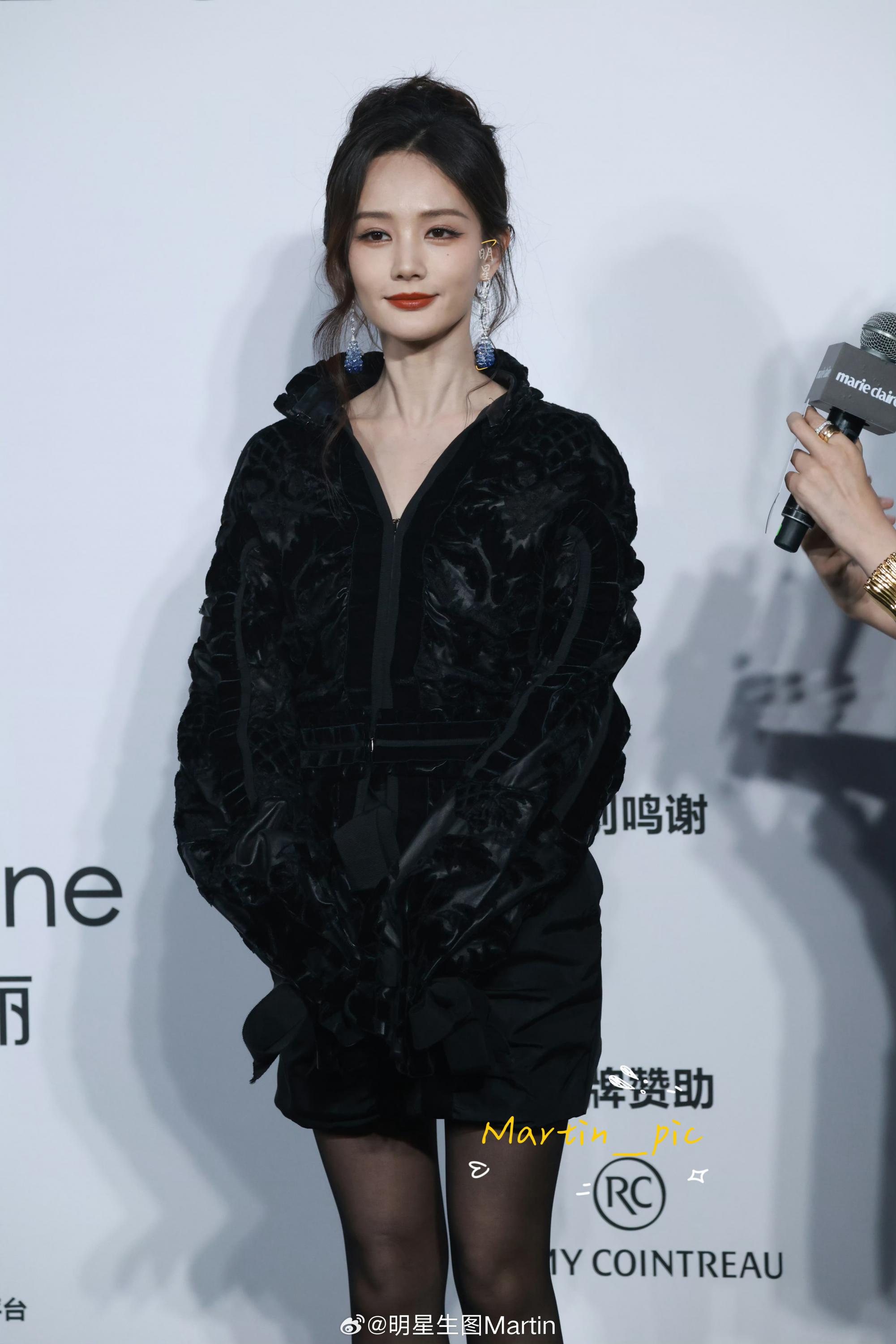 李一桐黑丝美腿包臀群发布会现场亮相[2]