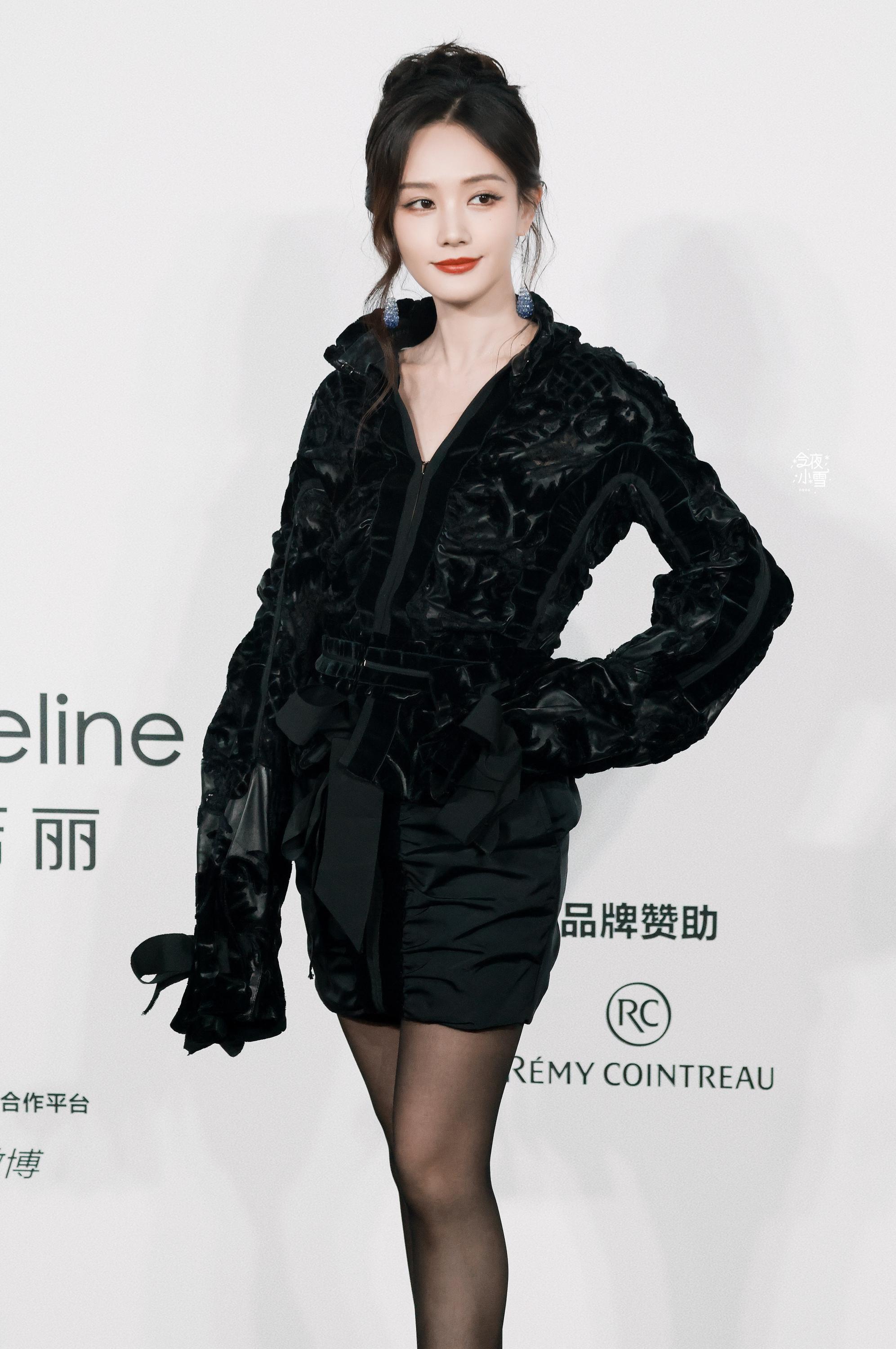 李一桐黑丝美腿包臀群发布会现场亮相2[7]