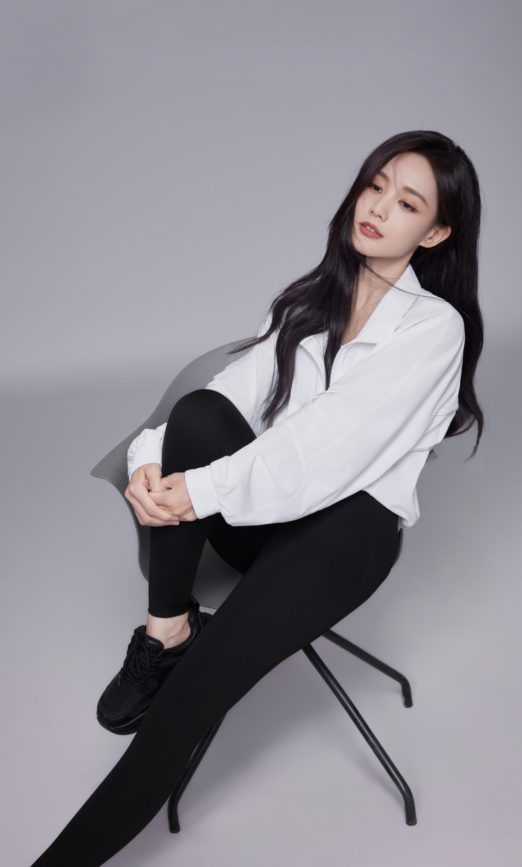 李一桐美白大长腿户外现场