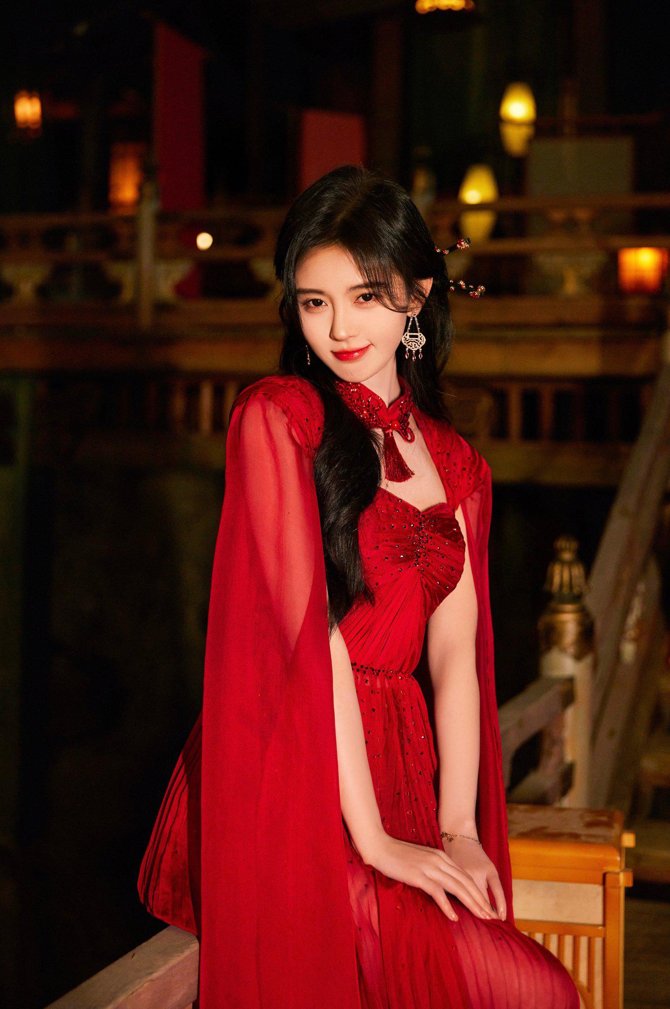 鞠婧祎古典红色长裙美腿写真[5]