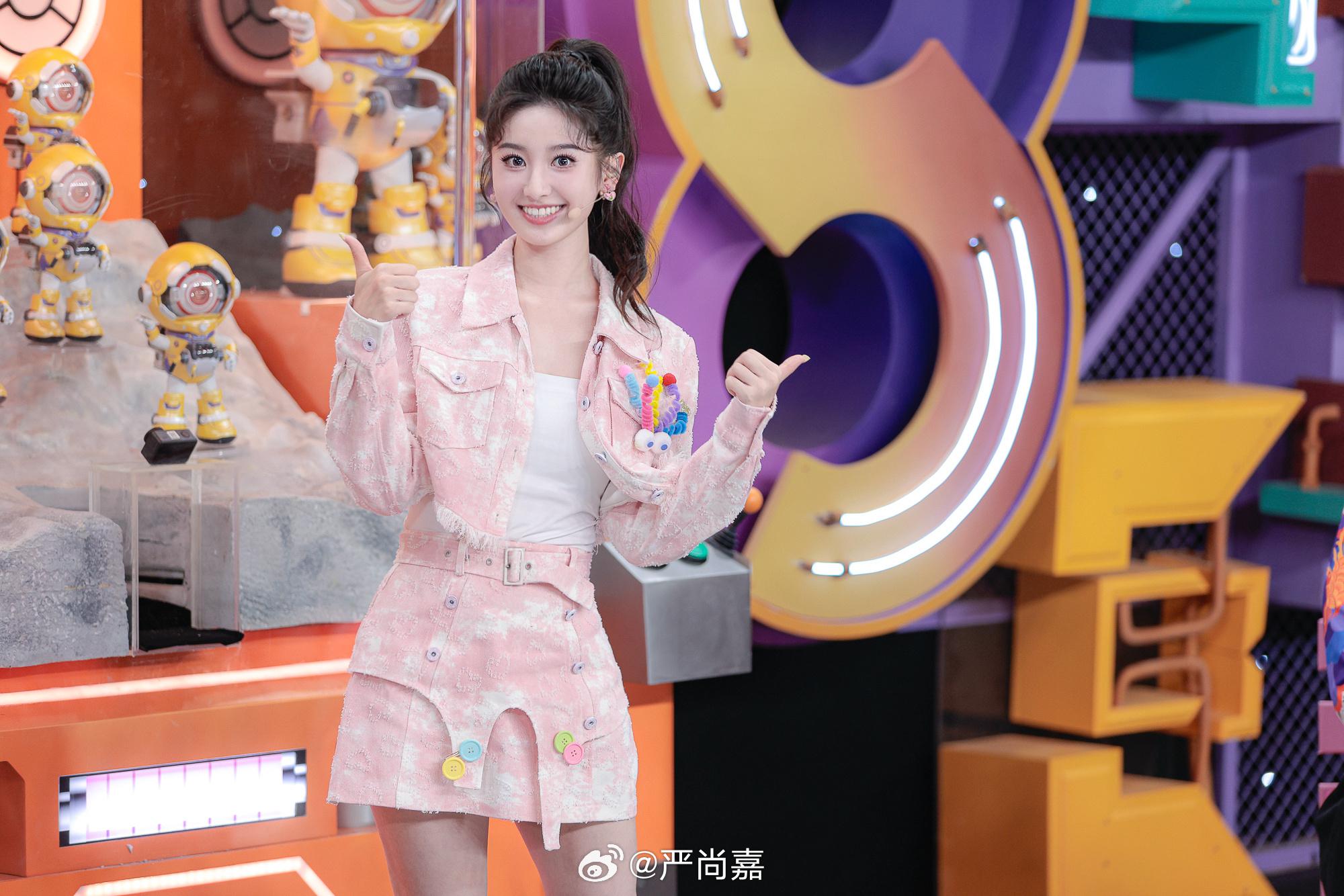 开门大吉二场美女主持人严尚嘉美腿现场主持照[7]