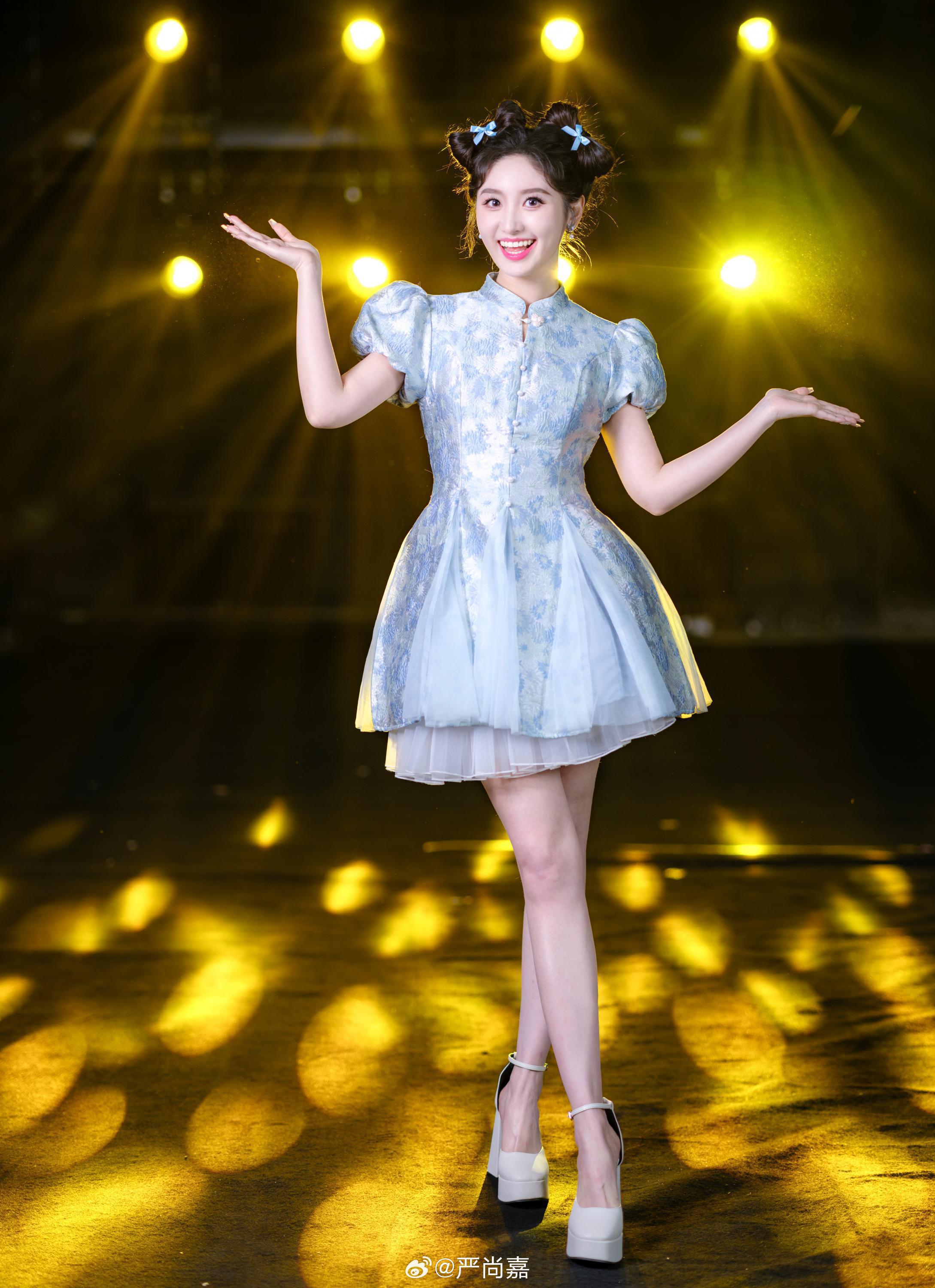 开门大吉二场美女主持人严尚嘉天蓝色连衣裙美腿高跟写真
