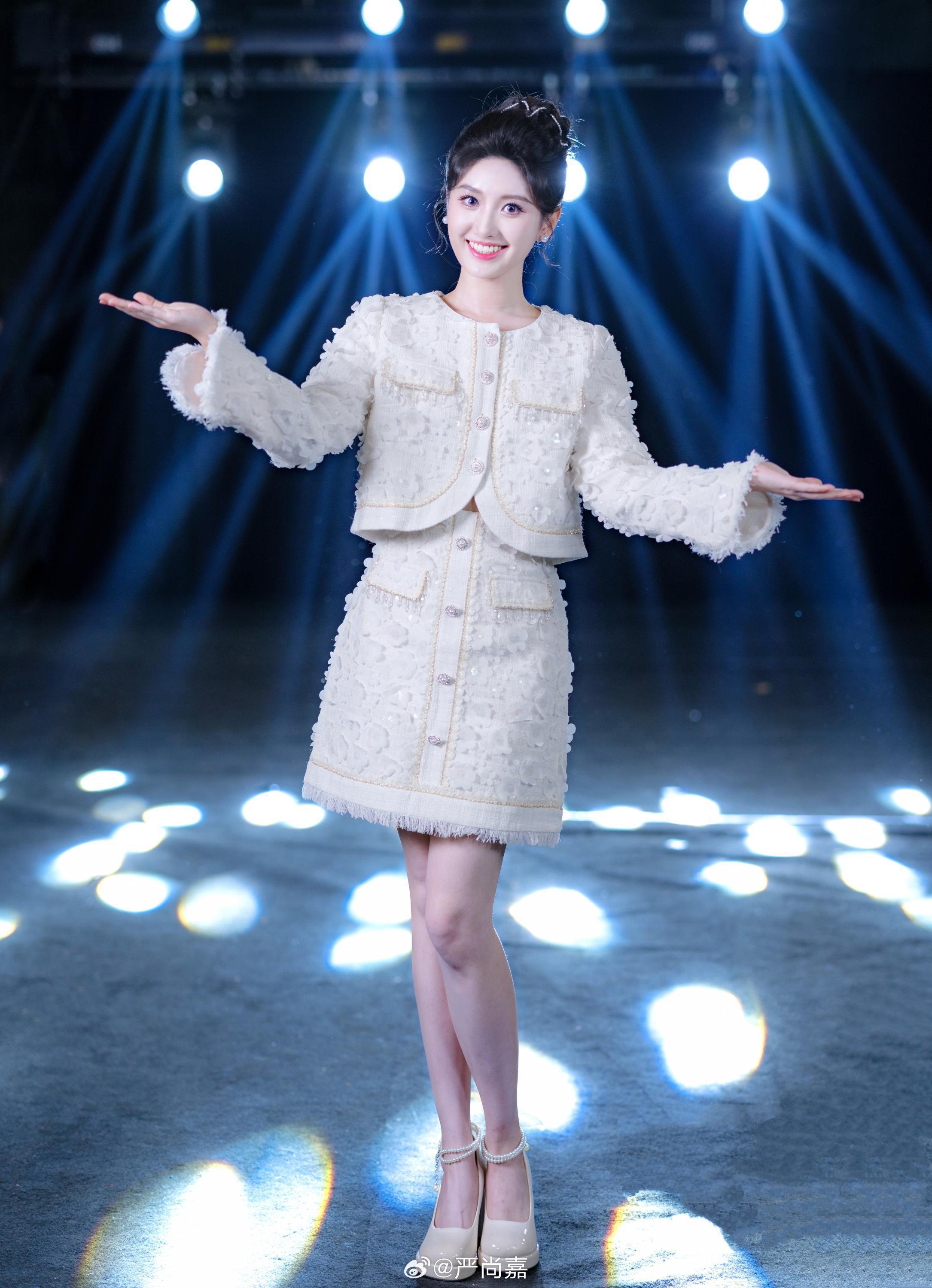 开门大吉二场美女主持人严尚嘉白色短裙美腿高跟写真[2]