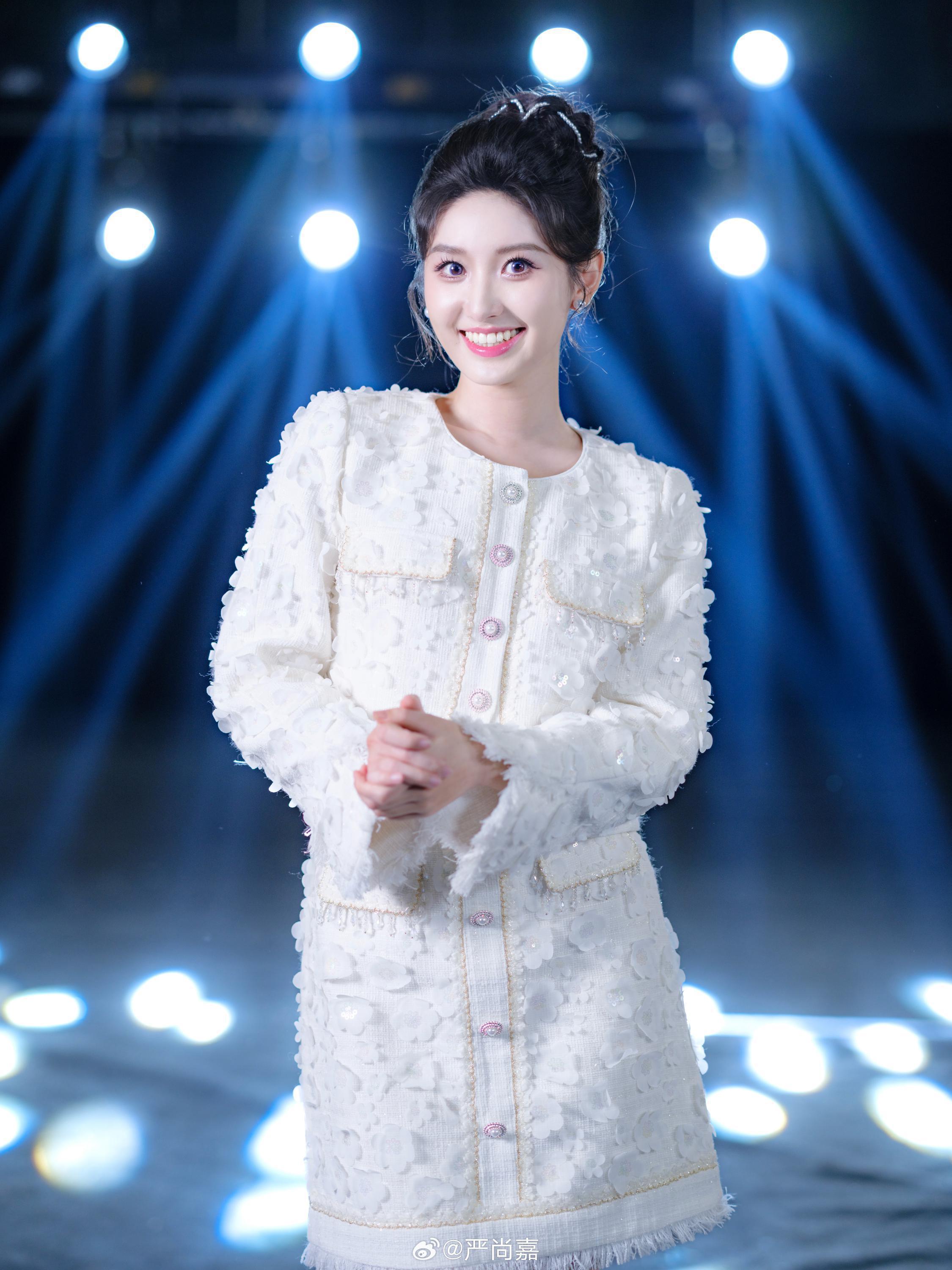 开门大吉二场美女主持人严尚嘉白色短裙美腿高跟写真[6]