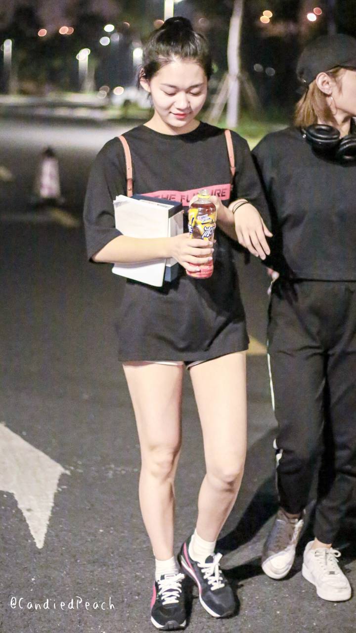 段奥娟素颜街拍美腿迷人
