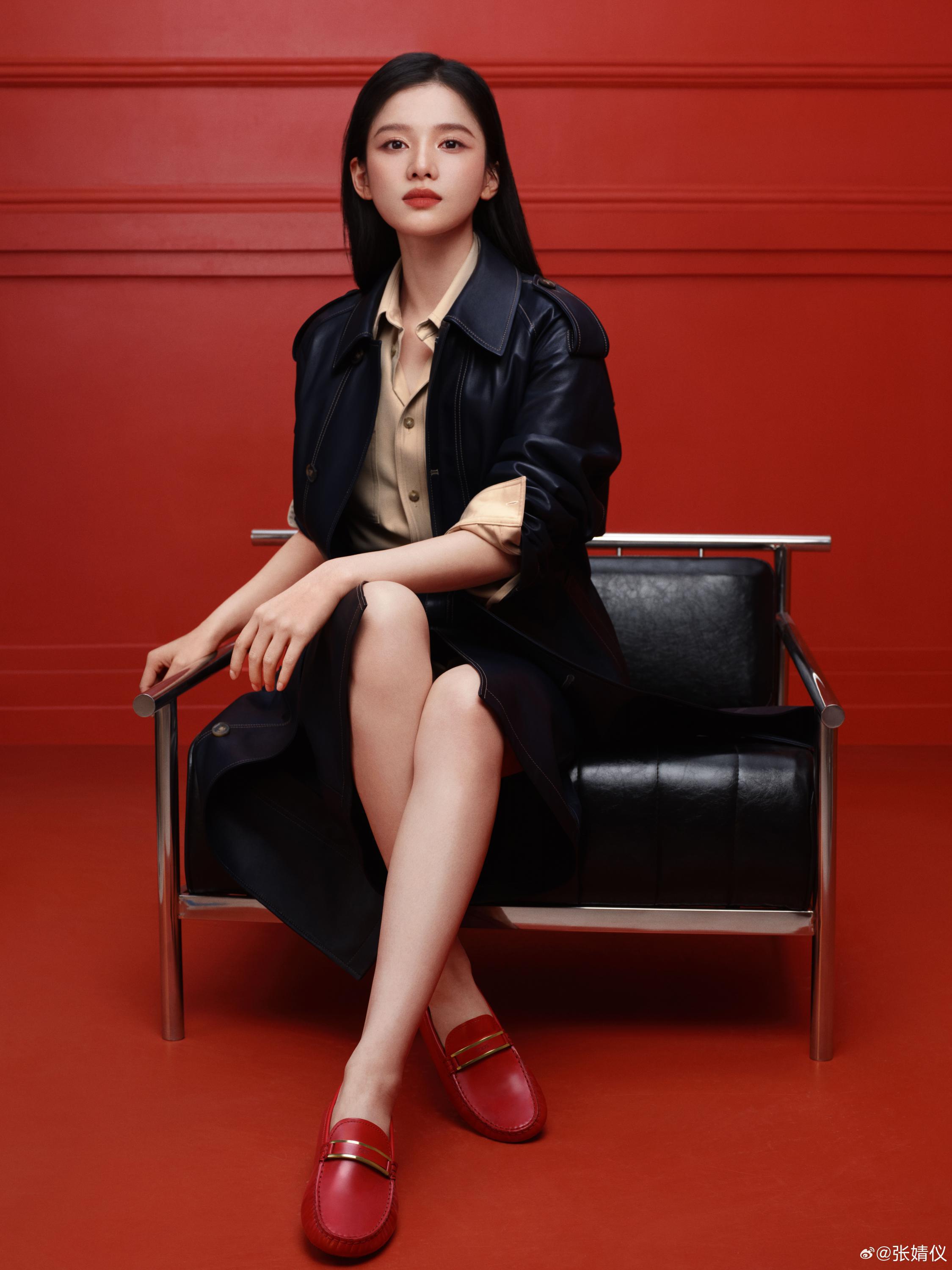 藏海传女主张婧仪美腿大衣时尚写真[5]