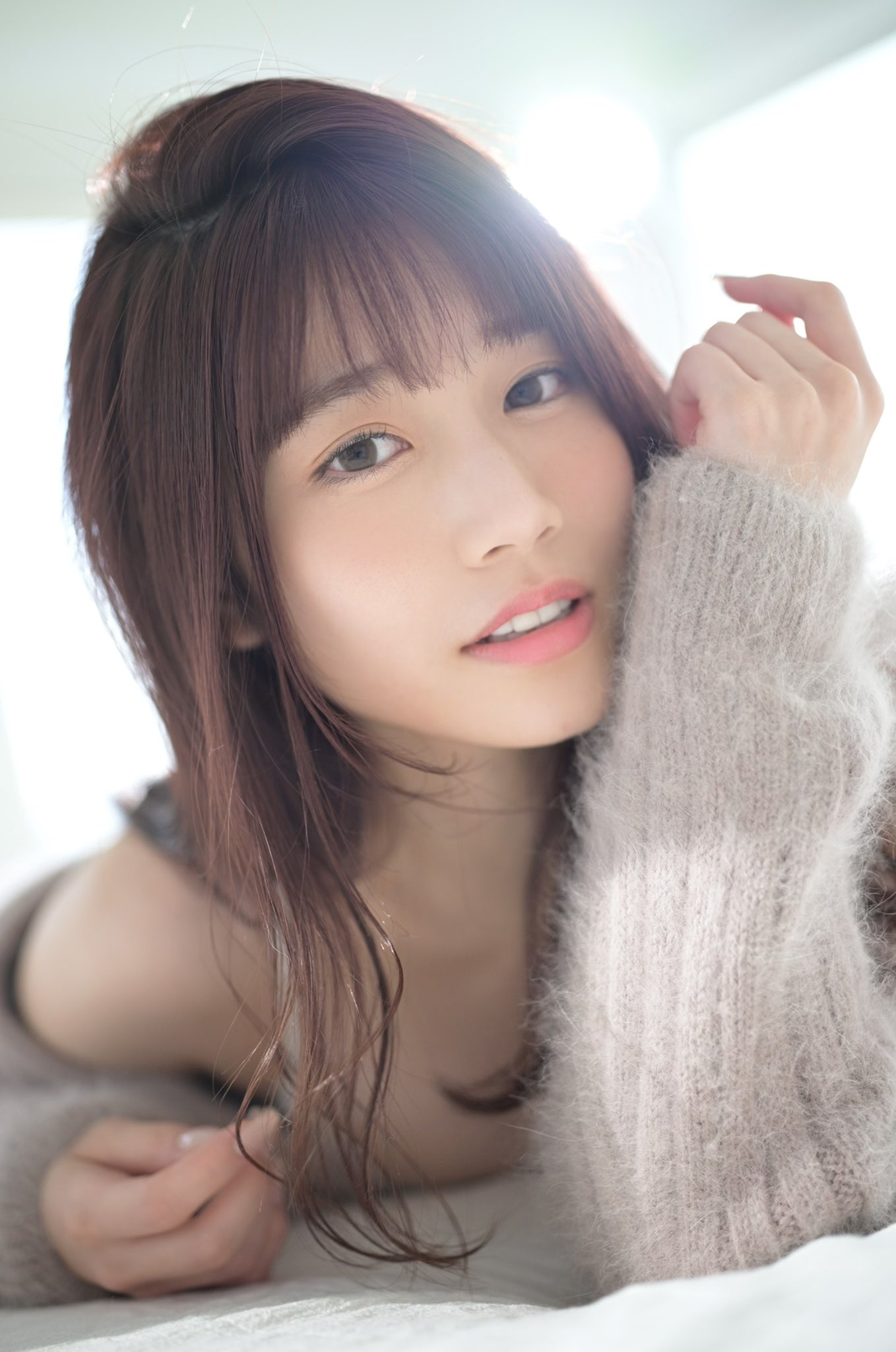 河北彩伽慵懒睡衣眼神清澈