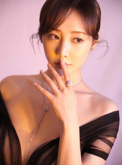 李纯抹胸性感写真大片