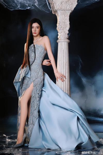 戴燕妮长裙美腿大气冷艳写真