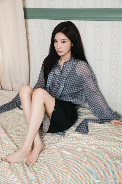 戴燕妮2021黑色牛仔短裙格子衬衫美腿鞋子写真
