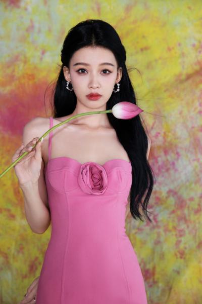 孙怡粉色连衣短裙美腿写真
