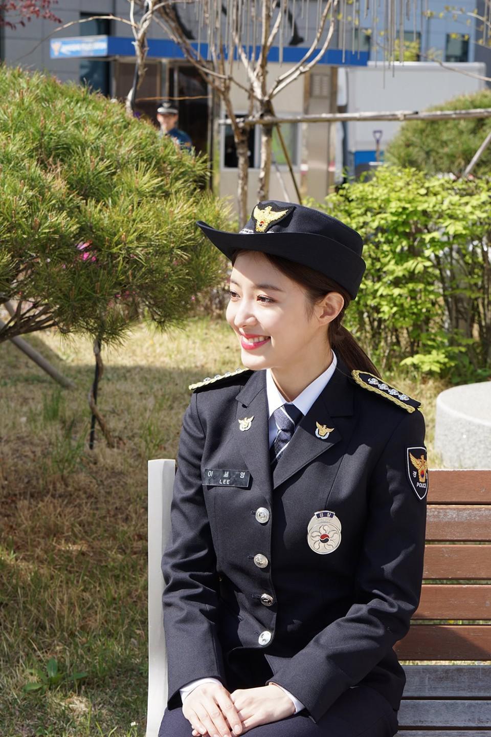 李世荣现实cody服警察制服诱惑[4]