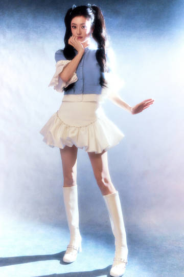 胡连馨白色短裙美腿长靴写真[2]