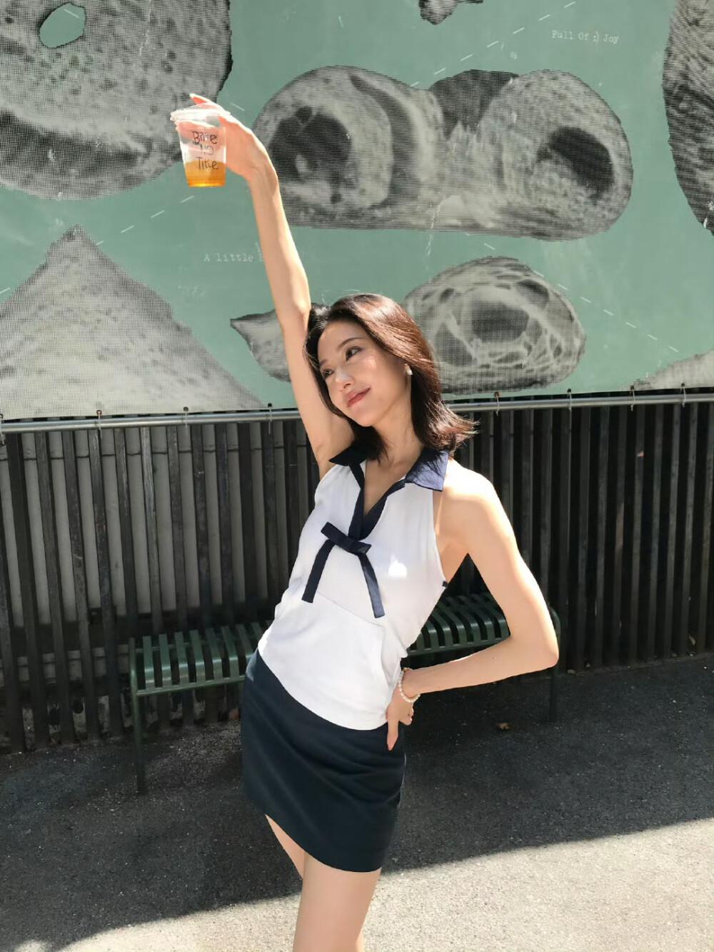 胡连馨黑色包臀短裙裸腿自拍[4]