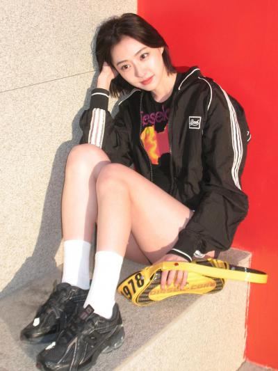 胡连馨白色短袜各色美腿写真