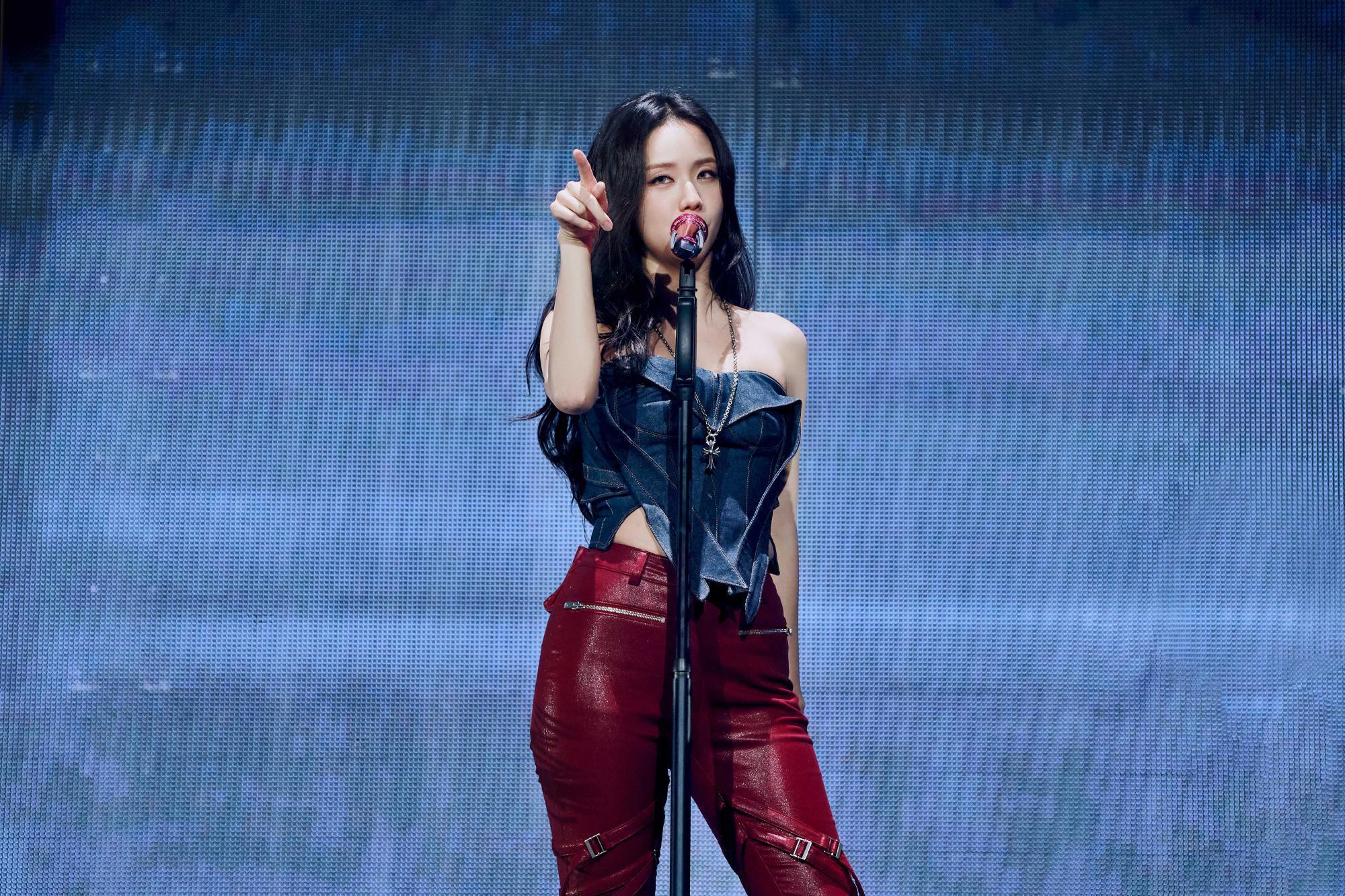 金智秀(Kim Jisoo)黑丝袜美腿舞台热舞[5]