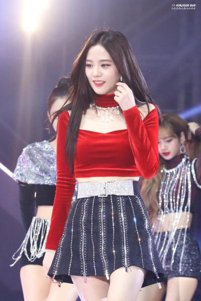 金智秀(Kim Jisoo)红衣短裙舞台现场