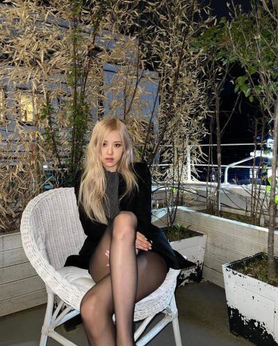 Rose朴彩英ins黑丝大长腿随拍