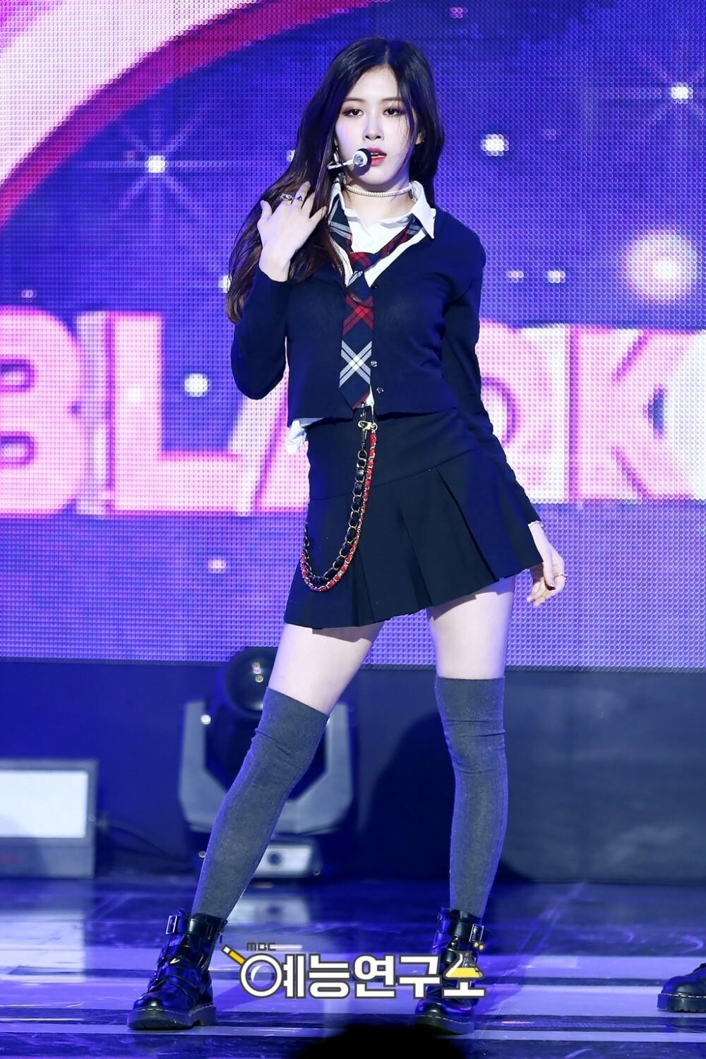 朴彩英灰色短袜舞台尽显美腿[2]