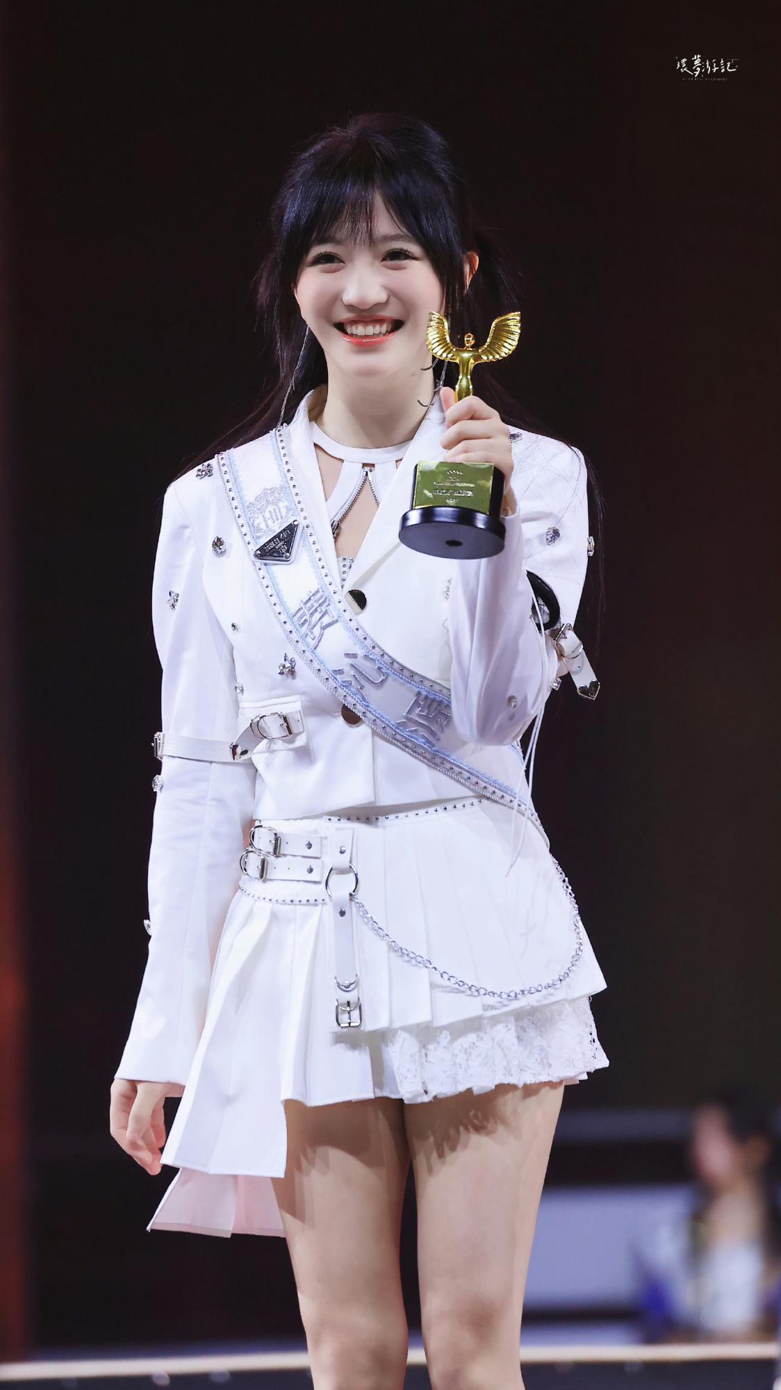 费沁源颁奖现场美腿真美[2]